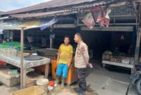 Polsek Mandor Sapa Penjual Ikan Saat Patroli Siang dan Beri Imbauan Kamtibmas