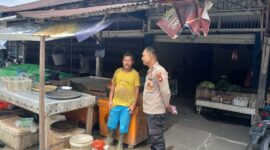 Polsek Mandor Sapa Penjual Ikan Saat Patroli Siang dan Beri Imbauan Kamtibmas
