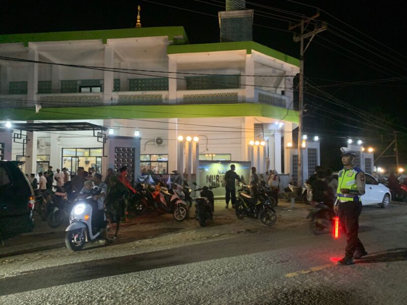 Polres Melawi Amankan Salat Isya dan Tarawih Ramadhan, Polisi Humanis Jaga Keamanan Jamaah