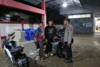 Patroli Jumat Malam Polsek Mandor, Polisi Edukasi Remaja Soal Keselamatan Berkendara