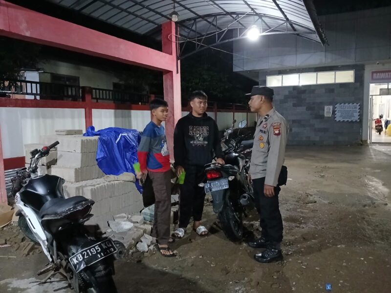 Patroli Jumat Malam Polsek Mandor, Polisi Edukasi Remaja Soal Keselamatan Berkendara