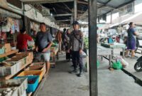 Patroli Siang Polsek Mandor Sambangi Pasar dan Warga, Polisi Beri Imbauan Kamtibmas