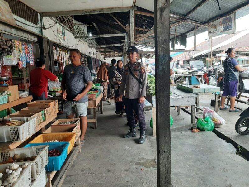 Patroli Siang Polsek Mandor Sambangi Pasar dan Warga, Polisi Beri Imbauan Kamtibmas