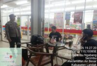 Patroli Malam Polsek Air Besar, Polisi Dialog Santai dengan Warga Jaga Kamtibmas
