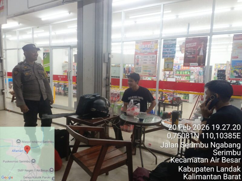 Patroli Malam Polsek Air Besar, Polisi Dialog Santai dengan Warga Jaga Kamtibmas