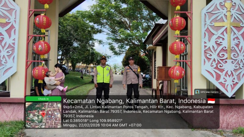 Polsek Ngabang Amankan Ibadah Minggu di Gereja Salib Suci dan Atur Lalu Lintas