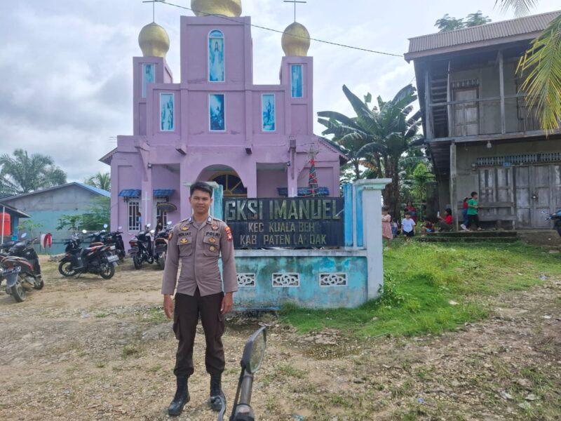 Polsek Kuala Behe Amankan Ibadah Minggu di Gereja, Pastikan Kamtibmas Tetap Kondusif