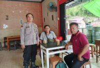 Polsek Sengah Temila Sapa Warga di Warung Kopi Saat Hari Libur, Sampaikan Pesan Kamtibmas