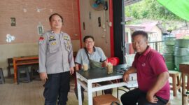 Polsek Sengah Temila Sapa Warga di Warung Kopi Saat Hari Libur, Sampaikan Pesan Kamtibmas