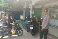 Patroli Siang Polsek Mandor Sapa Warga, Polisi Beri Imbauan Keamanan dan Tertib Lalu Lintas