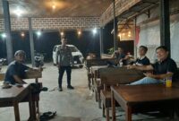 Patroli Malam Humanis Polsek Mandor, Polisi Sapa Warga dan Jaga Kamtibmas