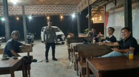 Patroli Malam Humanis Polsek Mandor, Polisi Sapa Warga dan Jaga Kamtibmas