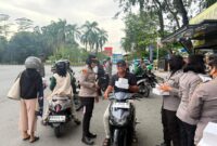 Polwan Polda Kalbar Berbagi Takjil Ramadan di Alun-Alun Kapuas, Perkuat Citra Polisi Humanis