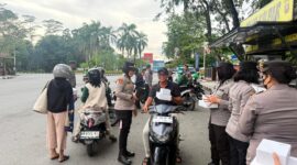 Polwan Polda Kalbar Berbagi Takjil Ramadan di Alun-Alun Kapuas, Perkuat Citra Polisi Humanis