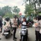 Polwan Polda Kalbar Berbagi Takjil Ramadan di Alun-Alun Kapuas, Perkuat Citra Polisi Humanis