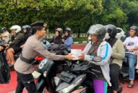 Alun Kapuas dan Digulis Ramai, Polwan Polda Kalbar Berbagi Takjil Menjelang Berbuka