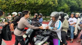 Alun Kapuas dan Digulis Ramai, Polwan Polda Kalbar Berbagi Takjil Menjelang Berbuka