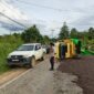 Truk Pengangkut Kernel Sawit Terguling di Melawi, Polisi Bersihkan Jalan Hingga Malam