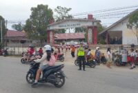 Strong Point Pagi Polsek Ngabang, Polisi Atur Lalu Lintas dan Awasi Pelajar Berangkat Sekolah