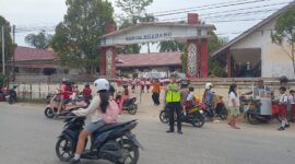 Strong Point Pagi Polsek Ngabang, Polisi Atur Lalu Lintas dan Awasi Pelajar Berangkat Sekolah