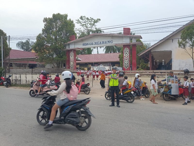 Strong Point Pagi Polsek Ngabang, Polisi Atur Lalu Lintas dan Awasi Pelajar Berangkat Sekolah