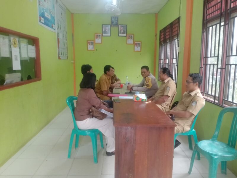 Bhabinkamtibmas Kuala Behe Sambang Desa Nyayum, Ajak Aparatur Desa Jaga Keamanan