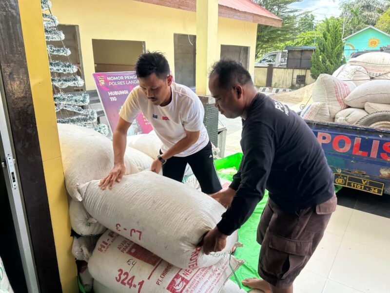 Polsek Mempawah Hulu Beli Jagung Petani Caongk, Dukung Program Ketahanan Pangan Nasional