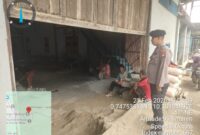 Patroli Humanis Polsek Air Besar, Polisi Sambangi Tukang Bangunan Sampaikan Kamtibmas
