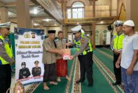 Satlantas Polres Landak Berbagi Takjil di Ngabang, Polisi Imbau Tertib Lalu Lintas Saat Ramadhan