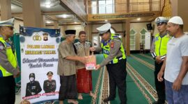 Satlantas Polres Landak Berbagi Takjil di Ngabang, Polisi Imbau Tertib Lalu Lintas Saat Ramadhan