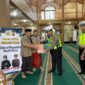 Satlantas Polres Landak Berbagi Takjil di Ngabang, Polisi Imbau Tertib Lalu Lintas Saat Ramadhan