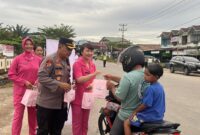 Kapolres Melawi Bersama Bhayangkari Bagikan Takjil Gratis kepada Pengendara di Nanga Pinoh