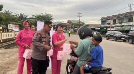 Kapolres Melawi Bersama Bhayangkari Bagikan Takjil Gratis kepada Pengendara di Nanga Pinoh