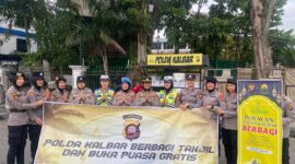 Polwan Polda Kalbar Gelar Aksi Simpatik Bagi Takjil di Tugu Digulis, Mujahidin, dan Alun Kapuas