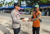 Kapolsek Delta Pawan Ketapang Bagikan Takjil Gratis untuk Warga dan Tukang Parkir