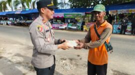 Kapolsek Delta Pawan Ketapang Bagikan Takjil Gratis untuk Warga dan Tukang Parkir