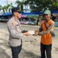 Kapolsek Delta Pawan Ketapang Bagikan Takjil Gratis untuk Warga dan Tukang Parkir