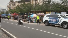 Polda Kalbar Atur Lalu Lintas Saat Pembagian Takjil Gratis Polwan di Tiga Lokasi Ramai