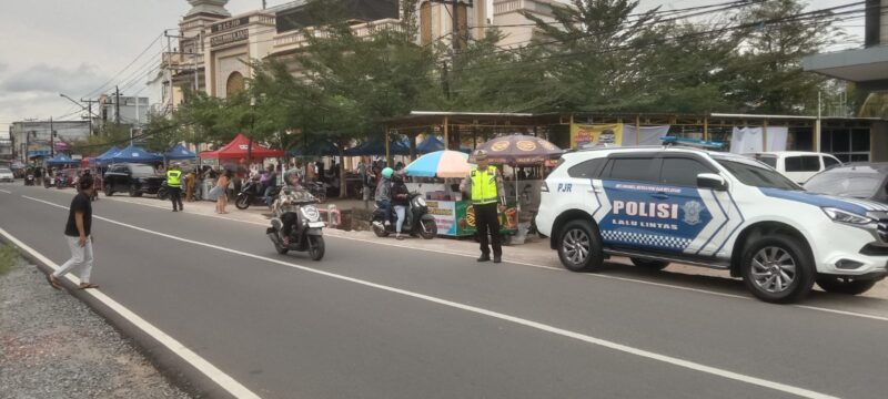 Polda Kalbar Atur Lalu Lintas Saat Pembagian Takjil Gratis Polwan di Tiga Lokasi Ramai