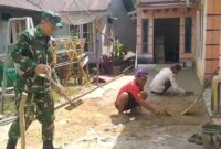 Wujud Kepedulian TNI, Babinsa di Selakau Gotong Royong Bantu Warga