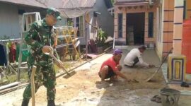Wujud Kepedulian TNI, Babinsa di Selakau Gotong Royong Bantu Warga