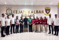 Ditreskrimsus Polda Kalbar Serahkan Tersangka Korupsi Desa ke Kejari Sintang