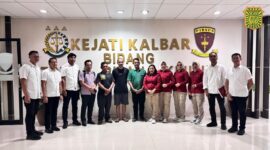 Ditreskrimsus Polda Kalbar Serahkan Tersangka Korupsi Desa ke Kejari Sintang