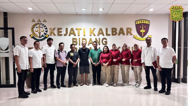 Ditreskrimsus Polda Kalbar Serahkan Tersangka Korupsi Desa ke Kejari Sintang