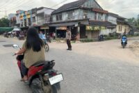 Pengaturan Lalu Lintas Ditingkatkan, Polsek Mempawah Hulu Layani Pengguna Jalan