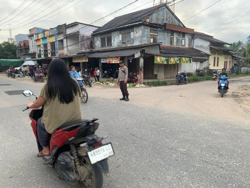 Pengaturan Lalu Lintas Ditingkatkan, Polsek Mempawah Hulu Layani Pengguna Jalan
