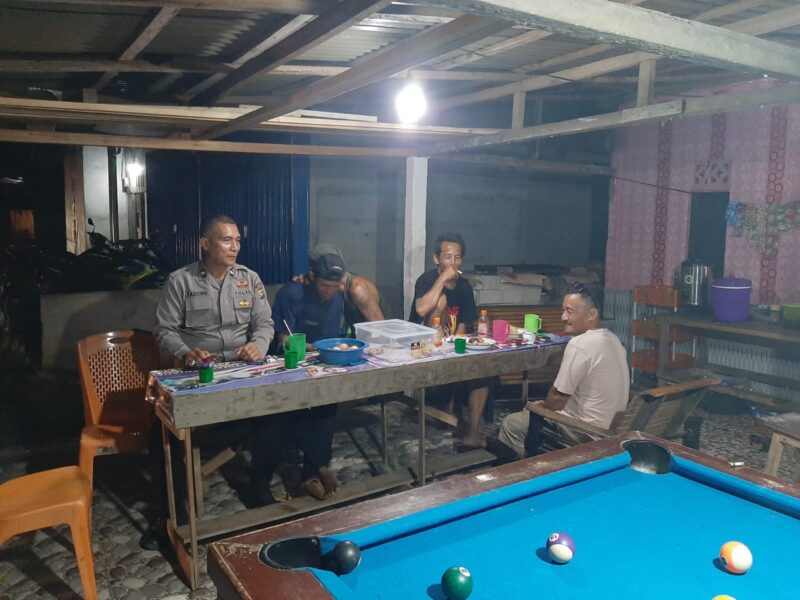 Polisi Mandor Sambangi Warga Saat Patroli Malam, Cegah Kriminalitas