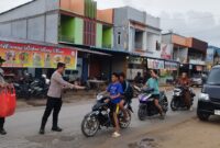 Ramadhan Berkah, Polisi Mempawah Hulu Bagikan Takjil untuk Pengendara