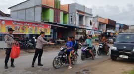 Ramadhan Berkah, Polisi Mempawah Hulu Bagikan Takjil untuk Pengendara