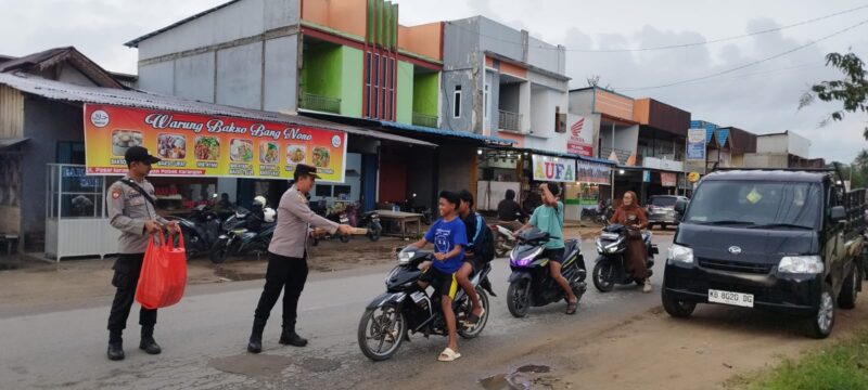 Ramadhan Berkah, Polisi Mempawah Hulu Bagikan Takjil untuk Pengendara